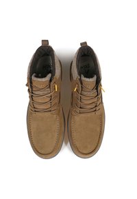 Bottines en suède marron avec une doublure en fourrure douce grise, des accents jaunes et des lacets texturés. Présentent un bout rond et des semelles à motifs.