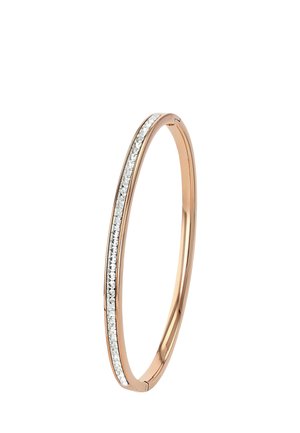 Armreif aus Roségold mit einer Reihe kleiner, quadratisch geschliffener Diamanten entlang der oberen Hälfte vor weißem Hintergrund.