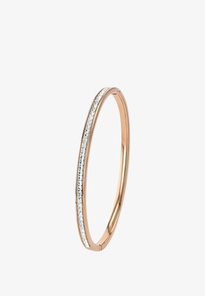 Armreif aus Roségold mit einer Reihe kleiner, quadratisch geschliffener Diamanten entlang der oberen Hälfte vor weißem Hintergrund.