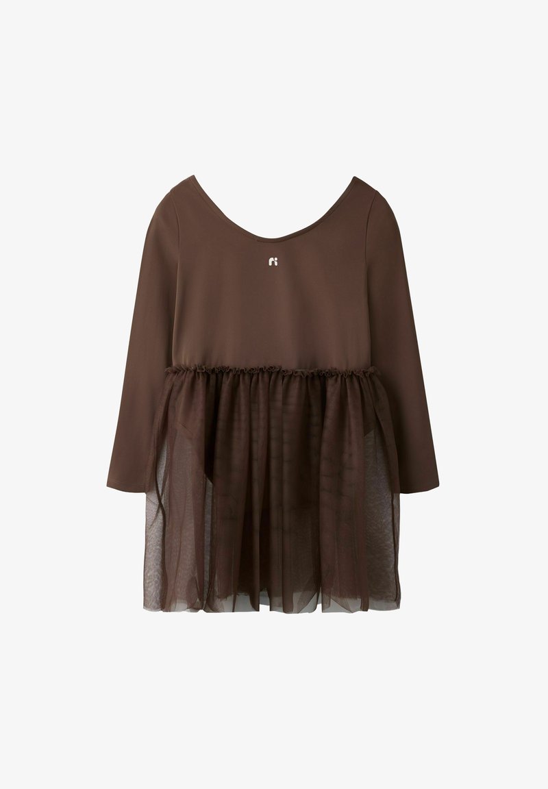 Robe marron à manches longues avec une superposition de jupe en maille transparente et un petit logo blanc centré sur la poitrine.