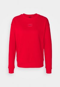 Sudadera roja de algodón, con cuello redondo, puños acanalados y un parche cuadrado con el logo "HUGO" en la parte delantera.