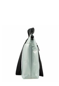 Sac étanche gris clair de forme triangulaire. Il dispose d'une sangle noire réglable et d'une fermeture éclair sur le dessus ; texture lisse et brillante.