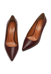 Escarpins en cuir bordeaux avec un design à bout pointu, texture lisse et semelle intérieure rembourrée. L'intérieur présente une doublure beige.