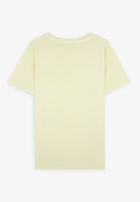 Kortærmet, lys gul t-shirt. Lavet af blødt stof med rund halsudskæring og enkelt design, der viser en glat tekstur. Ingen synlige mønstre.