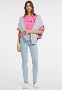 Guess Jeans LOGO-MIX - T-shirt con stampa - fuchsia