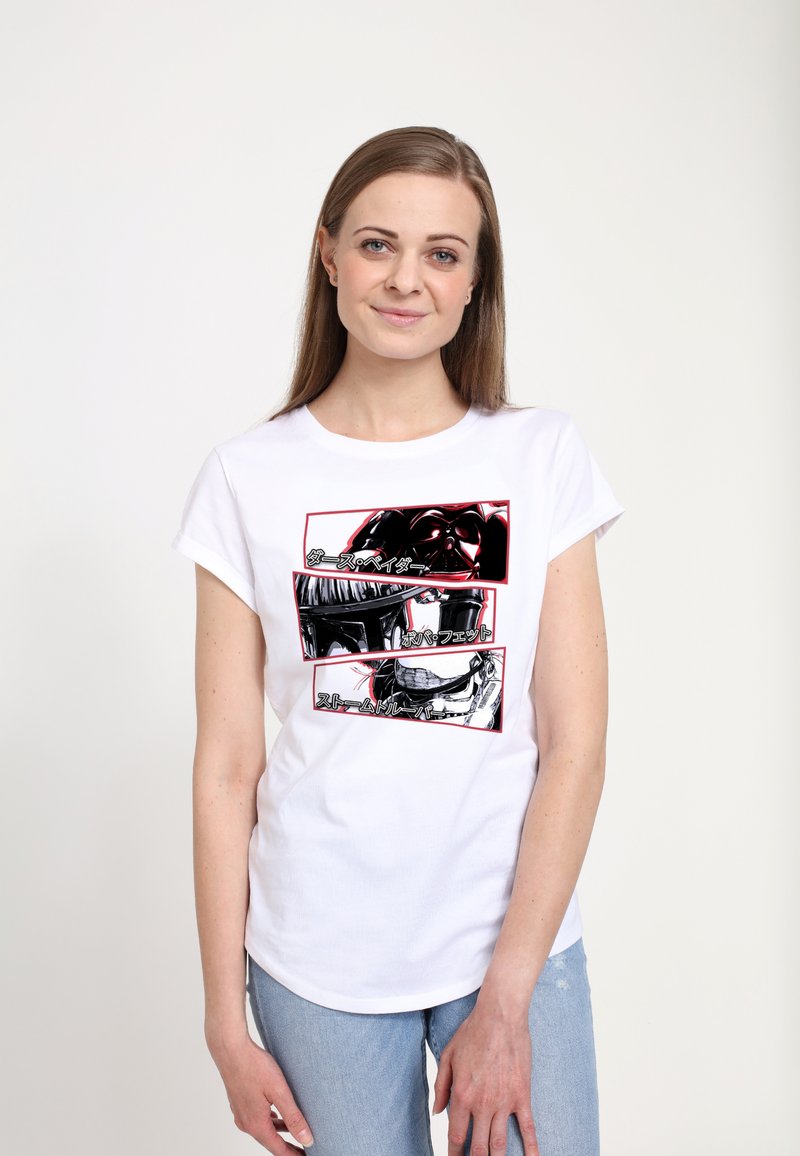 Camiseta blanca de manga corta con un estampado gráfico negro de tres personajes con detalles en color rojo, mostrados en marcos rectangulares.