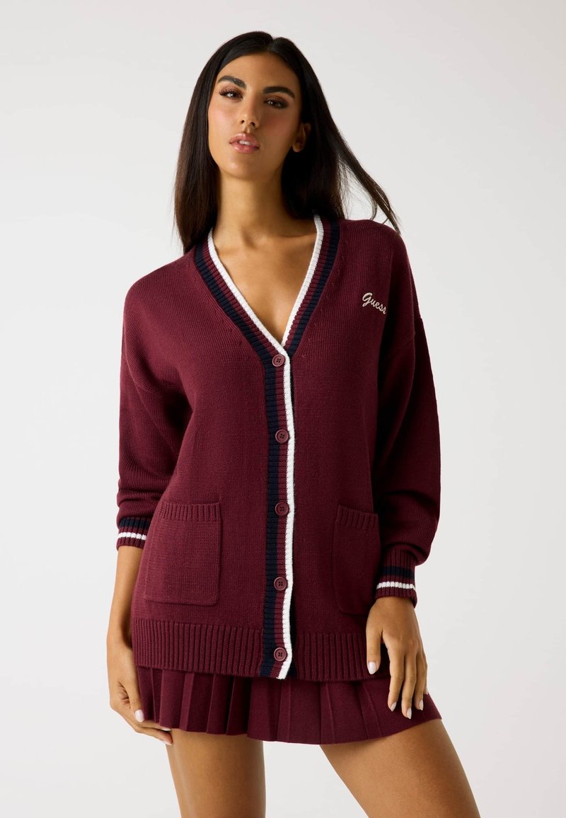 Cardigan a maglione bordeaux con dettagli a righe bianche e navy, scollo a V, chiusura frontale con bottoni e due tasche frontali. Logo del marchio ricamato sul petto.