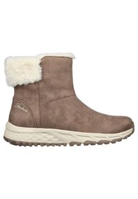 Braune Wildleder-Ankle Boots mit einem Kunstfellrand, strukturiertem Finish, cremefarbener Gummisohle und rautenförmigem Profil für besseren Halt.