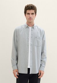 Camisa abotonada a rayas en azul claro y blanco, de manga larga, con cuello, un bolsillo en el pecho, corte relajado, fabricada en mezcla de algodón.