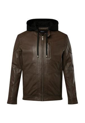 Giacca in pelle marrone con cappuccio nero rimovibile, chiusura con zip, diverse tasche frontali e dettagli cuciti sulle spalle e sui lati.