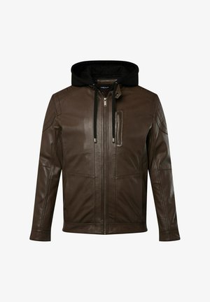 Giacca in pelle marrone con cappuccio nero rimovibile, chiusura con zip, diverse tasche frontali e dettagli cuciti sulle spalle e sui lati.