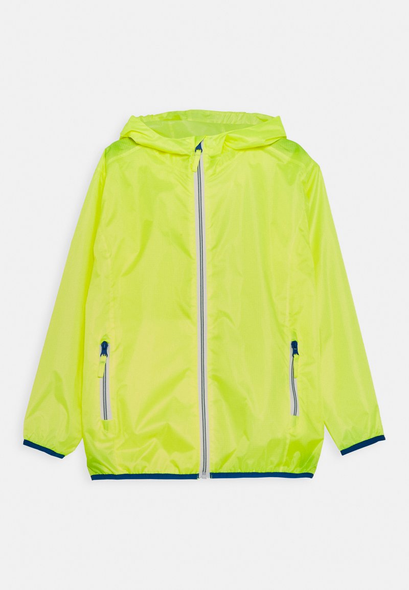 Veste de pluie à capuche jaune en tissu léger et résistant à l'eau. Dotée de poches zippées et d'accents bleu marine sur les poignets et l'ourlet.