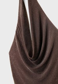 Vêtement marron sans manches avec un col bénitier profond et une texture subtilement scintillante sur un fond uni.