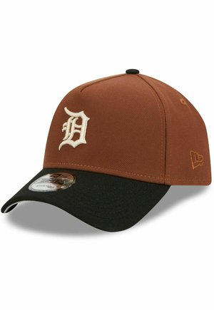Braun- und schwarze Baseballkappe mit flachem Schirm, die auf der Vorderseite ein erhabenes, gesticktes 'D'-Logo in Weiß und einen verstellbaren Riemen aufweist.