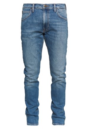 Blå slim-fit denim jeans med forlommer, bæltestropper og knaplukning, der viser naturlige folder og en let falmet vask.