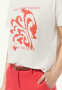 comma AUS IM BOXY CUT - T-Shirt print - weiß