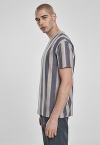 Urban Classics PRINTED OVERSIZED BOLD STRIPE TEE - Apdrukāts T-krekls - darkshadow