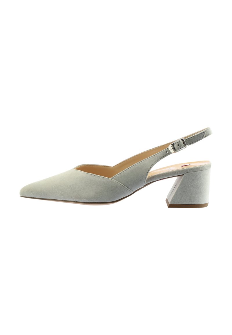Slingback lodičky v měkké šedé nubukové kůži, špičatý nos a geometrický blokový podpatek. Obsahují nastavitelný opasek kolem kotníku a hladkou vnitřní podšívku.