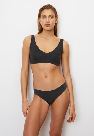 Zwart bh- en bikiniset met een gladde, rekbare textuur. V-hals ontwerp en brede banden; minimalistische stijl zonder patronen of versieringen.