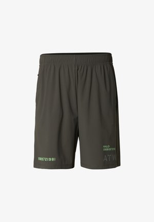 Ciemnooliwkowe sportowe spodenki z elastycznym pasem, ozdobione zielonym nadrukiem liter i cyfr na dolnych bokach. Lekka tkanina.