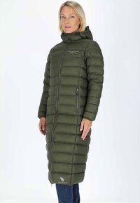 Lång, olivgrön puffjacka med huva. Har dragkedja fram, sidofickor och en kviltad textur. Inkluderar "Pressure Down"-logga vid fållen.