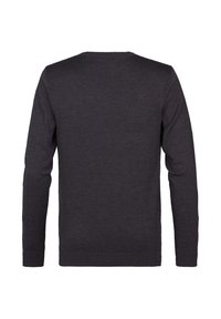 Czarnoszary sweter z miękkiej dzianiny. Klasyczny okrągły dekolt, długie rękawy oraz ściągacze na mankietach i na dole. Gładka tekstura.