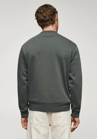 Męska ciemnoszara bluza wykonana z miękkiego materiału, z okrągłym dekoltem oraz ściągaczami na rękawach i dole. Minimalistyczne logo z tyłu.