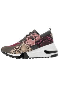 Sneaker con motivo di pelle di serpente multicolore, camoscio bordeaux e grigio, lacci grigi e suola spessa bianca con accenti neri.
