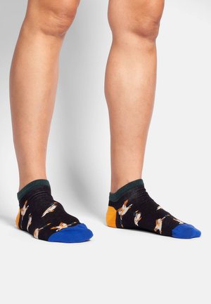 Zwarte sokken met kleurrijke accenten in blauw en oranje, voorzien van een patroon van witte vogels en een groene geribbelde boord bij de enkel.