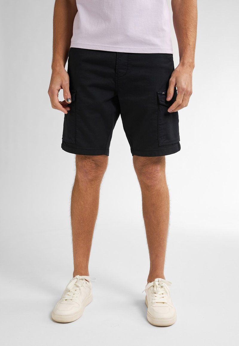 Zwarte cargoshorts van een katoenmix, met zijzakken, omgeslagen zomen en een losse pasvorm. Draagt u met witte sneakers.