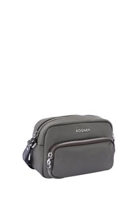 Šedá syntetická crossbody taška s dvěma zipovými kapsami, stříbrnými kovovými prvky a logem na přední straně. Hladký povrch a obdélníkový tvar.