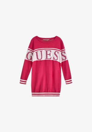 Pull en tricot rose avec logo "GUESS" blanc, col rond côtelé et poignets et ourlet rayés. Coupe décontractée avec des manches longues.