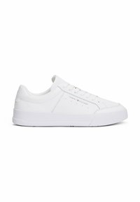Sneaker bianche in pelle liscia; suola piatta; punta rotonda; dotate di lacci tonali e discreta brandizzazione "TOMMY HILFIGER" sul lato.