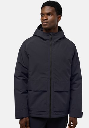 Veste imperméable marine avec capuche, dotée d'une fermeture éclair à l'avant, de deux grandes poches à rabat et d'un tissu léger et texturé.