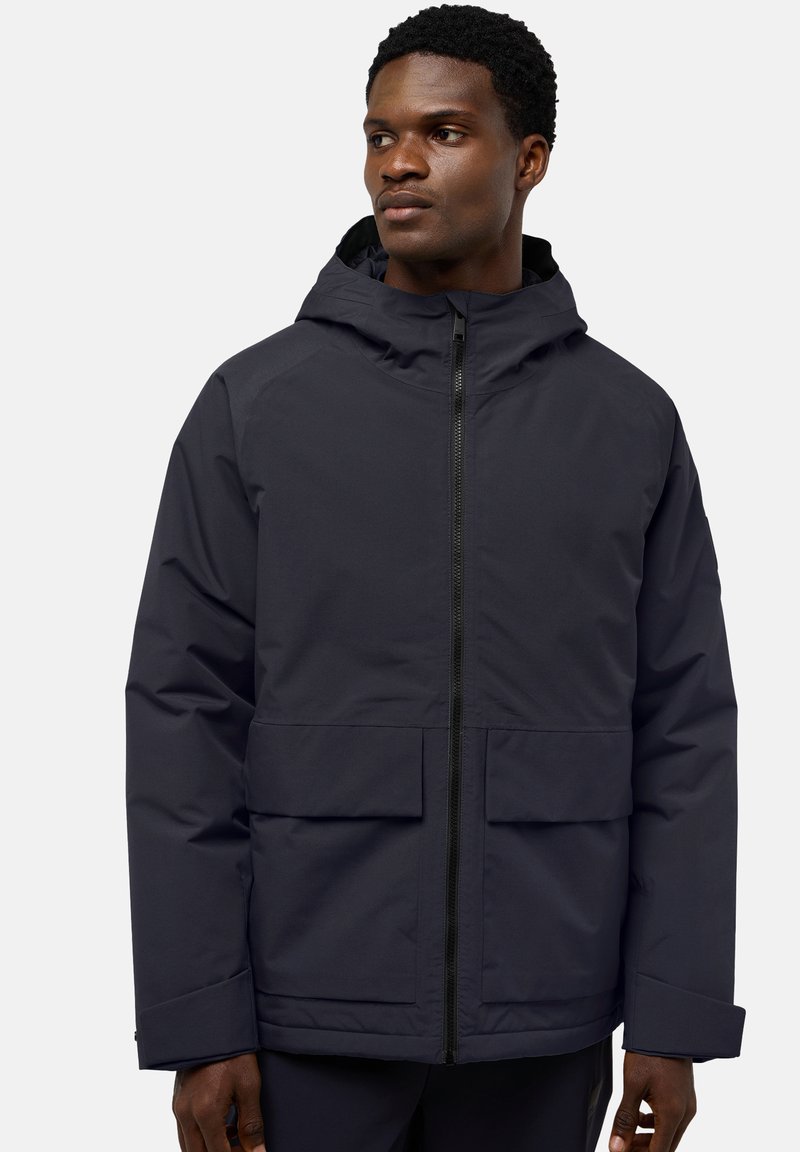 Giacca impermeabile blu navy con cappuccio, dotata di una chiusura lampo frontale, due ampie tasche a toppa e un tessuto liscio e texture.
