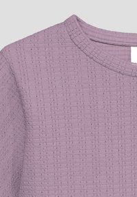 Jasnofioletowa bluzka z teksturowanego materiału z powtarzającym się pionowym wzorem, okrągłym dekoltem i ribbowanym wykończeniem.