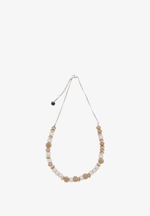 Collar con cuentas de madera y cerámica en tonos naturales y crema, ensartado en una cadena de plata con cierre ajustable y detalle negro.