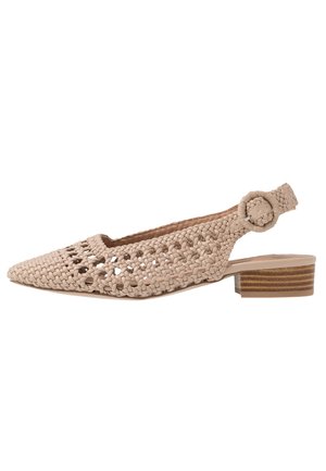 Chaussure à talon slingback beige tissée avec bout pointu, bride à boucle circulaire et petit talon en bois empilé.