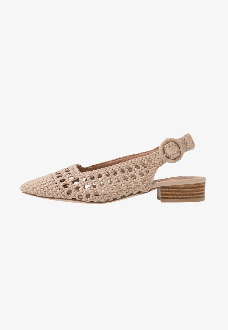 Chaussure à talon slingback beige tissée avec bout pointu, bride à boucle circulaire et petit talon en bois empilé.