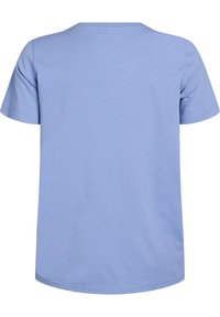 T-shirt en coton bleu clair avec des manches courtes, un col rond et une coupe droite. Texture lisse, sans motifs ni accents visibles.