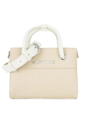 Petit sac à main en tissu beige Valentino avec poignées en cuir blanc et bandoulière réglable, logo de la marque argenté sur le devant.