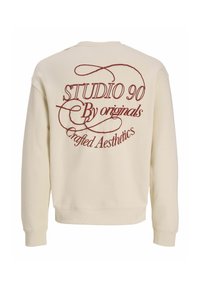 Sweat-shirt crème à manches longues avec un texte cursif rouge "STUDIO 90 By originals Crafted Aesthetics" au dos.
