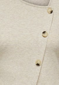 Lichtbeige geribbelde cardigan met een afgeronde halslijn en drie decoratieve knopen in contrasterende crème- en bruintinten.