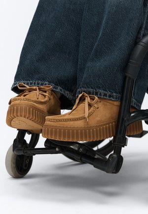 Clarks TORHILL BEE - Ежедневни обувки с връзки - light tan