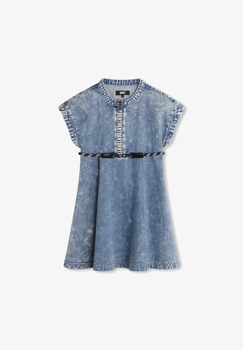 Robe en denim bleu à manches courtes avec col rond, fermeture éclair avant avec logo DKNY, et ceinture tressée noir et blanc à la taille.
