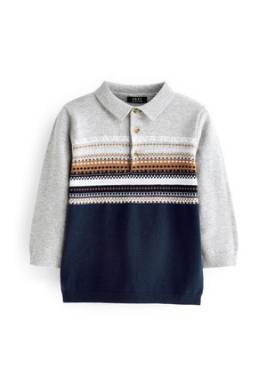 Szara i granatowa dzianinowa koszulka polo z długim rękawem, z brązowymi, białymi i granatowymi wzorzystymi paskami na wysokości klatki piersiowej oraz trzema drewnianymi guzikami.