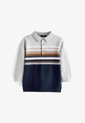 Grå og navy langærmet strikket polo med brune, hvide og navy mønstrede striber hen over brystet og tre træknapper.