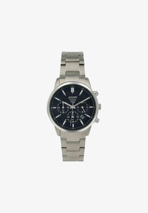 Titanium zonnepaneelhorloge met een donkerblauwe wijzerplaat, zilveren uurmarkeringen, chronograaf-functies, datumpijl en een roestvrijstalen band.