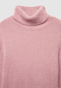 Maglione a collo alto di un rosa chiaro, realizzato in materiale peloso. Presenta un colletto a coste spesso e una consistenza morbida, offrendo un aspetto liscio e uniforme.