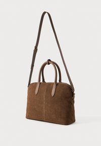 Sac à main en daim marron avec des accents en cuir, double poignée supérieure et une bandoulière réglable. Il dispose d'une fermeture éclair et d'une texture lisse.